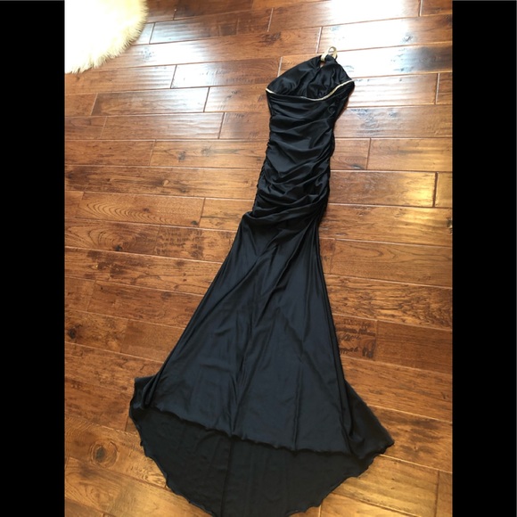 Black gown - Picture 4 of 5